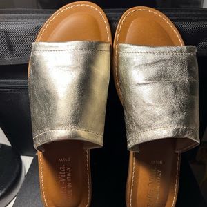 NWOTZ NO BOX made in Italy silver sandals